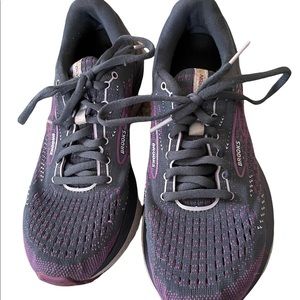 Brooks running shoes size 7.5 in purple